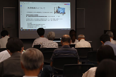 薬用作物の産地化に向けた地域説明会での発表の様子
