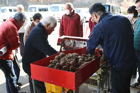 上越農機さまの里芋毛羽取機3型